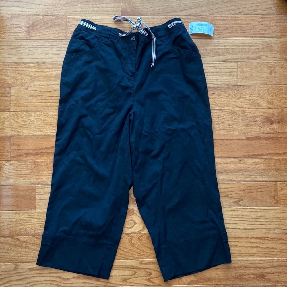 🆕with tags plus size 14/16 W capris